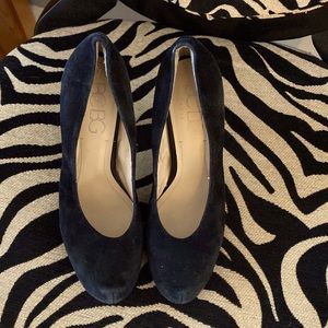BCBG pumps black suede 9.5